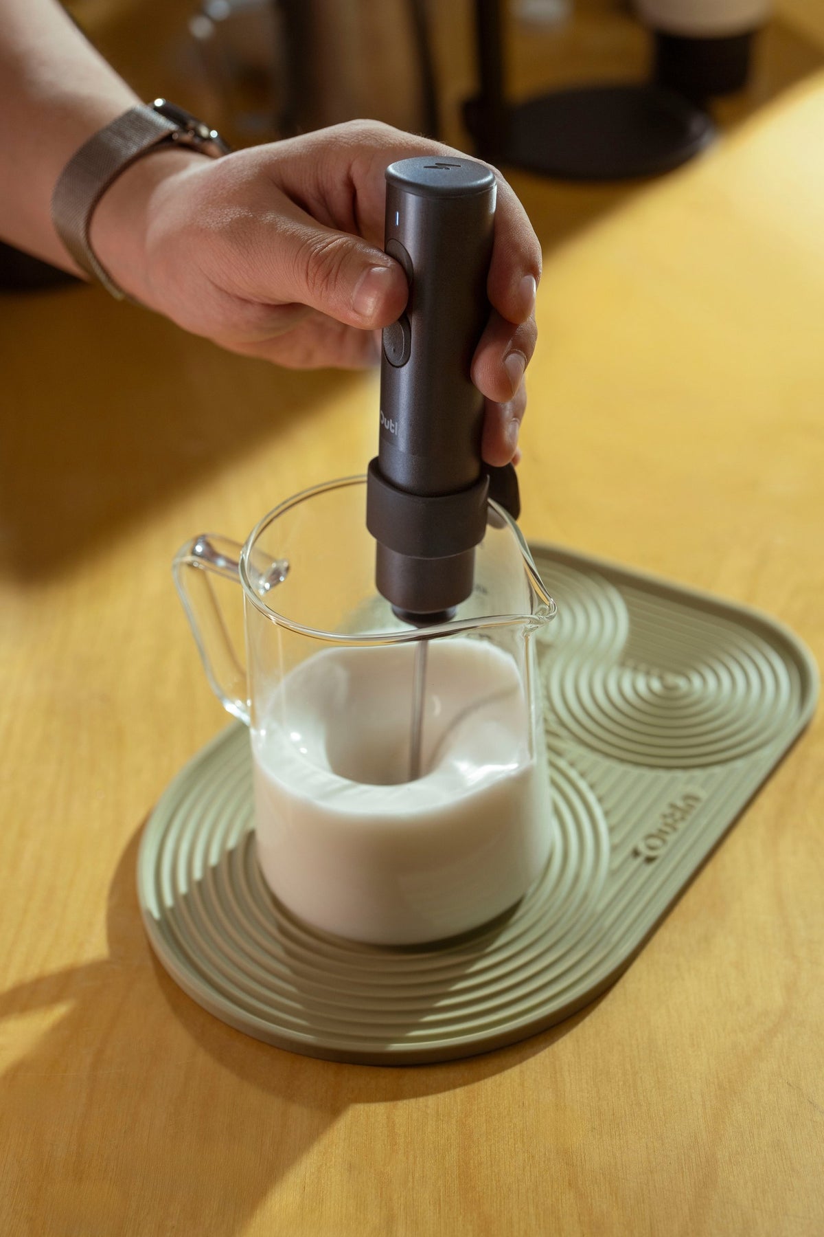 Frothing milk with the OutIn LattoGo